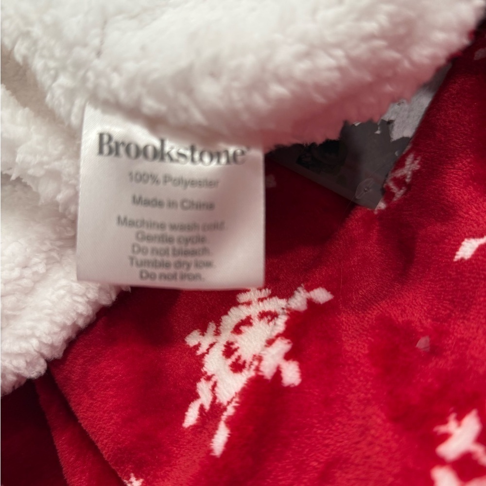 Brookstone Red Wearable Throw with Snowflakes One Size Fits Most - Picture 7 of 7